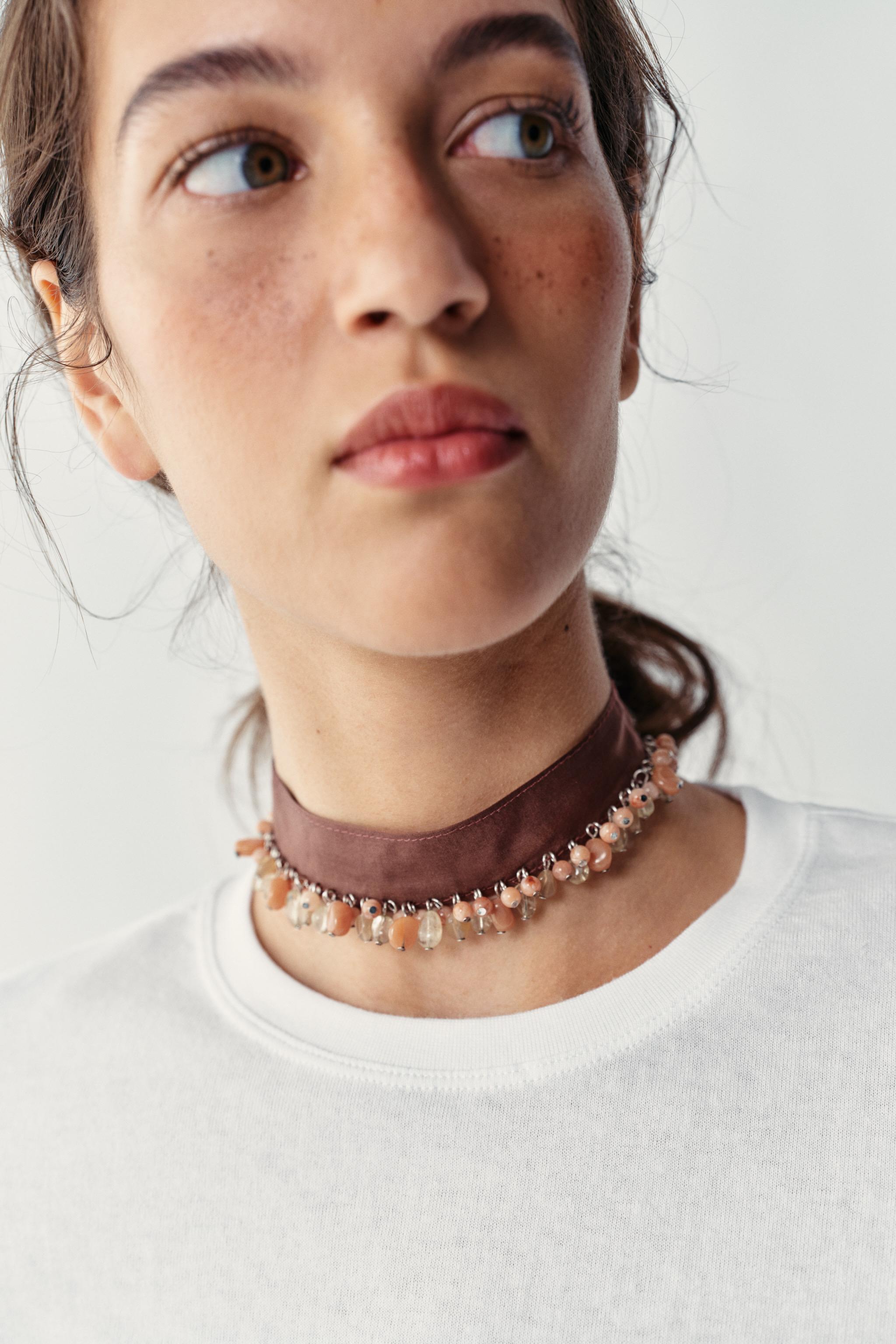 COLLIER RAS-DE-COU EN TISSU À PIERRES